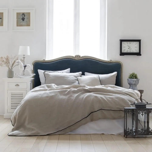 Komplet pościeli lnianej naturalnej z czarną lamówką w sypialni w stylu Hampton