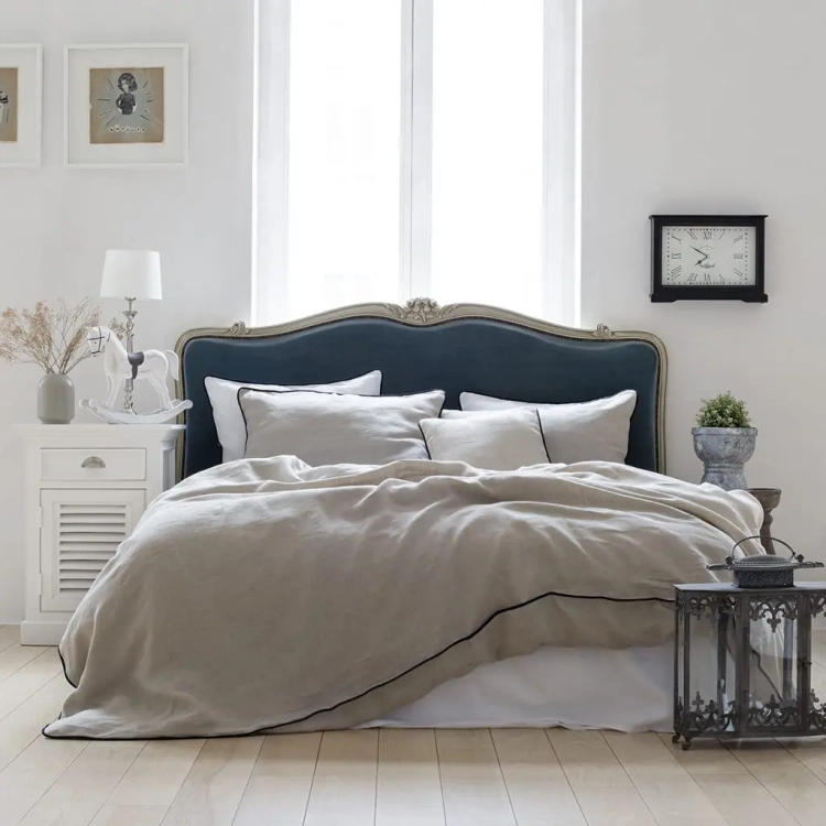 Komplet pościeli lnianej naturalnej z czarną lamówką w sypialni w stylu Hampton