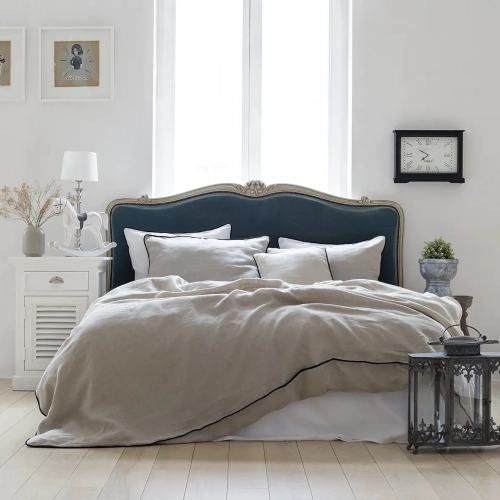 Lniana pościel Black and White, natural w połączeniu z białą z czarną wypustką. Sypialnia i łózko w stylu angielskim