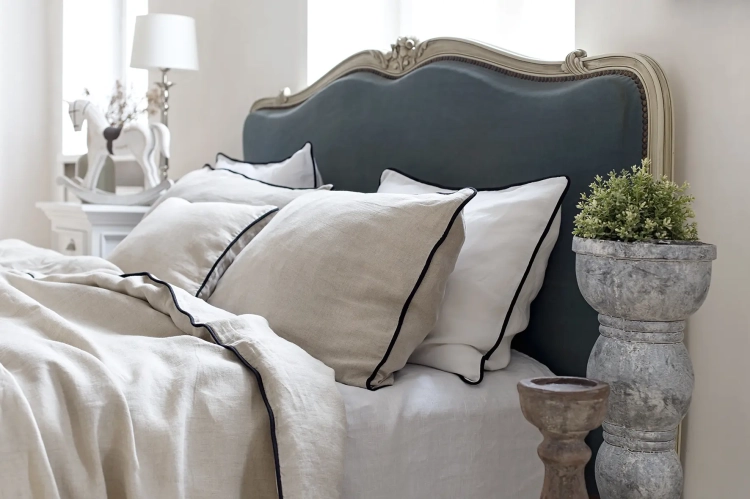 Poduszki lniane z kolekcji Black and White białe i beżowe