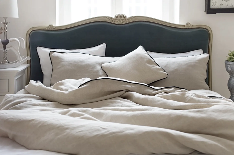 Zestawienie lnianych pościeli kolekcji Black and White beżowej i białej