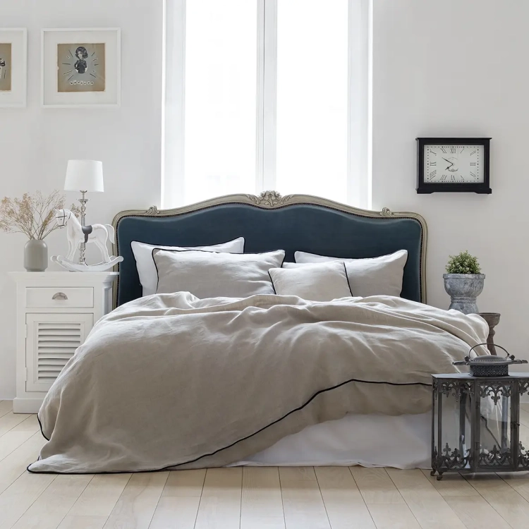 Lniana pościel Black and White, natural w połączeniu z białą z czarną wypustką. Sypialnia i łózko w stylu angielskim