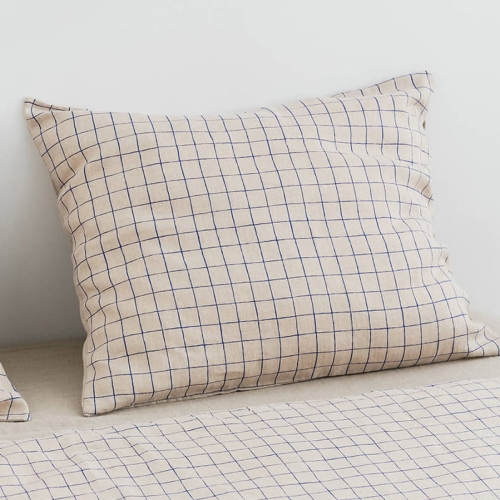 ByMoana23.119100.jpg Lniana poduszka w kolorze naturalnym w granatową małą kratkę