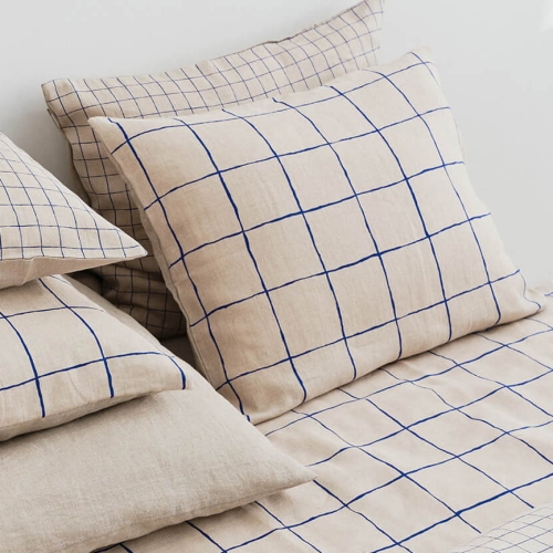 ByMoana23.119014.jpg  Lniane poduszki w granatową malą i dużą kratę