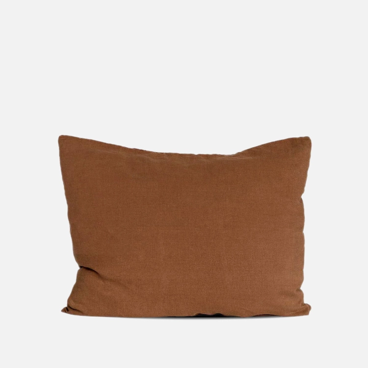 lniana-poduszka-cinnamon-brązowa-na-jasnym-tle