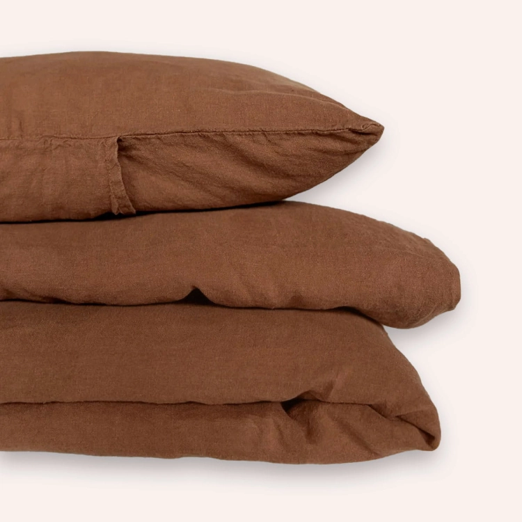 koldra-i-poduszka-cinnamon_urban.jpg poduszka i kołdra lniana w kolorze cynamonowego brązu