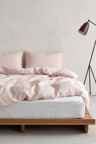 Dusty pink pościel na łóżku 650x975.png