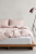 Dusty pink pościel na łóżku 650x975.png