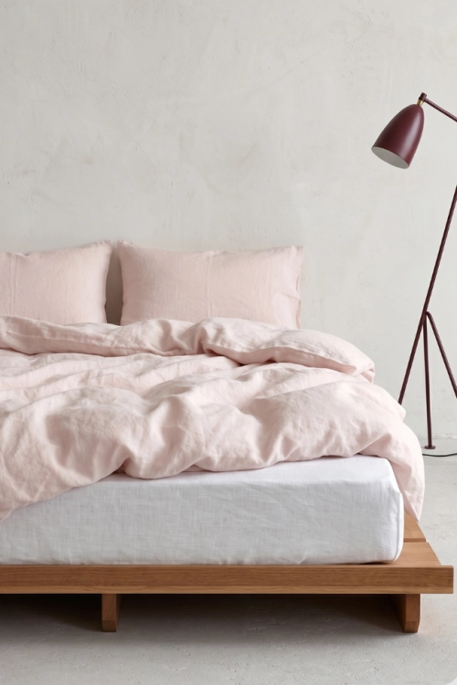 Dusty pink pościel na łóżku 650x975.png