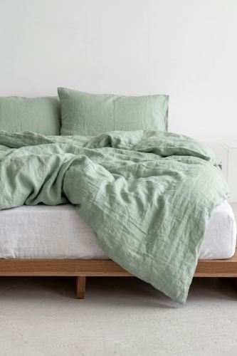 pościel lniana sage green na łóżku moana 650x975.jpg