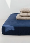lniane prześcieradło z gumką BASIC navy blue, granatowe