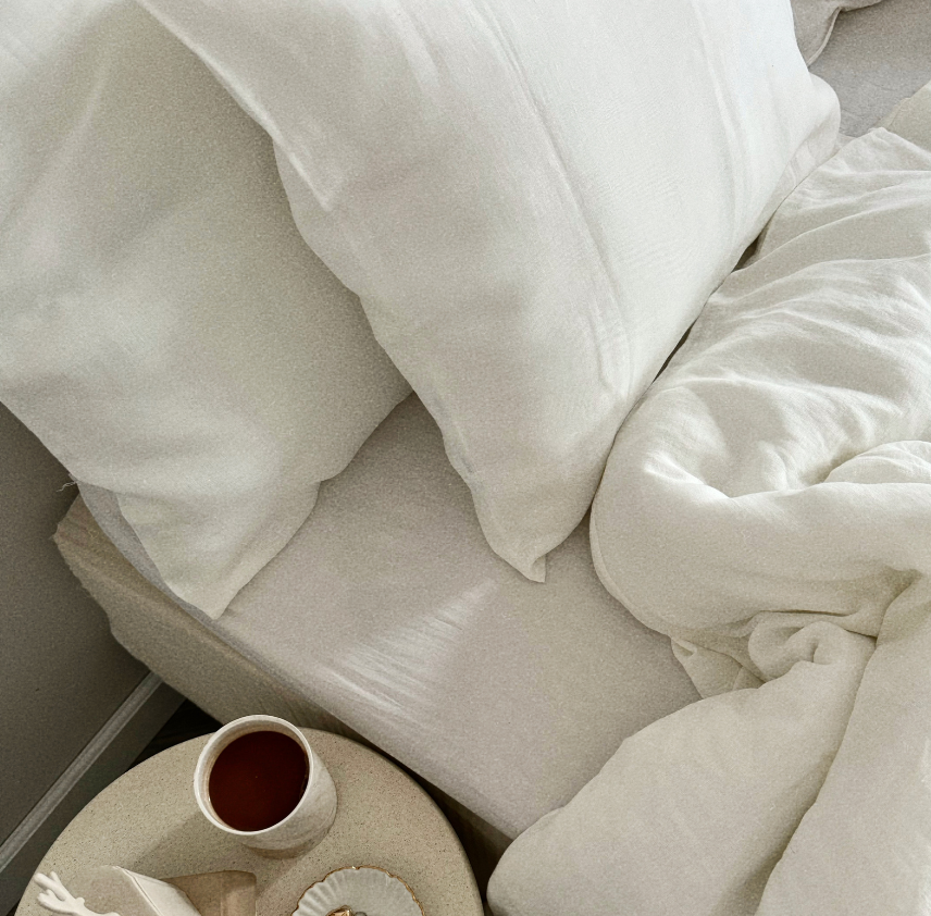 dziewczyna owinięta w kołdrę lnianą kołdrę w brązową kratę