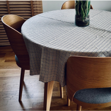 obrus w kratkę na okrągłym stole